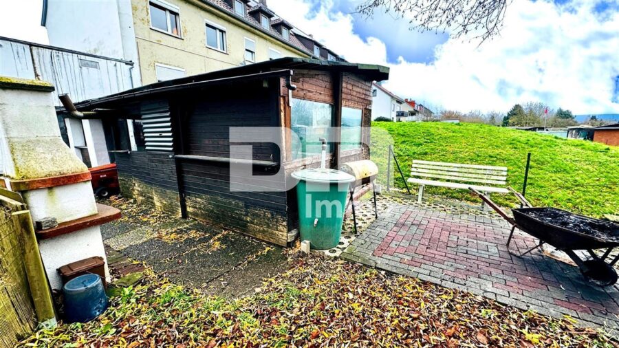 Schönes Ein- bis Zweifamilienhaus mit Gartenbereich, Terrasse + Balkon und Doppelgarage - Gartenhaus / Nebengebäude groß - Freisitz